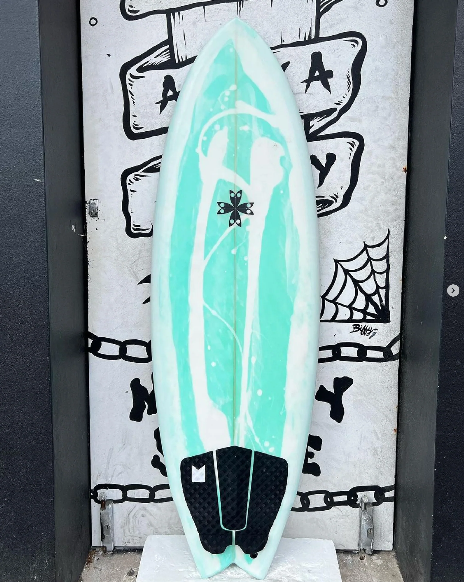 USED - 5'5 SPACE HAWK (32L)